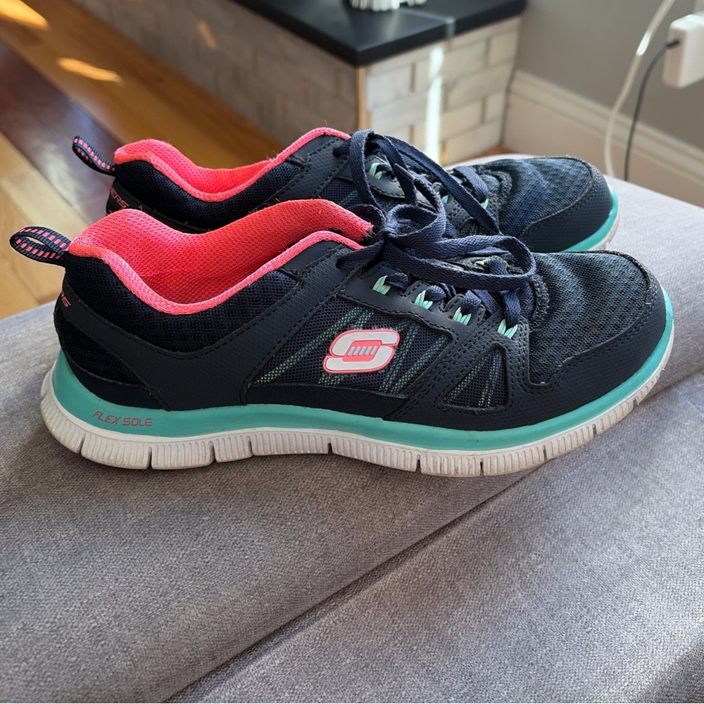 Skechers Dry Foam Navy Blue Sneakers Turquoise & Pink Lining & Trim Women’s 7